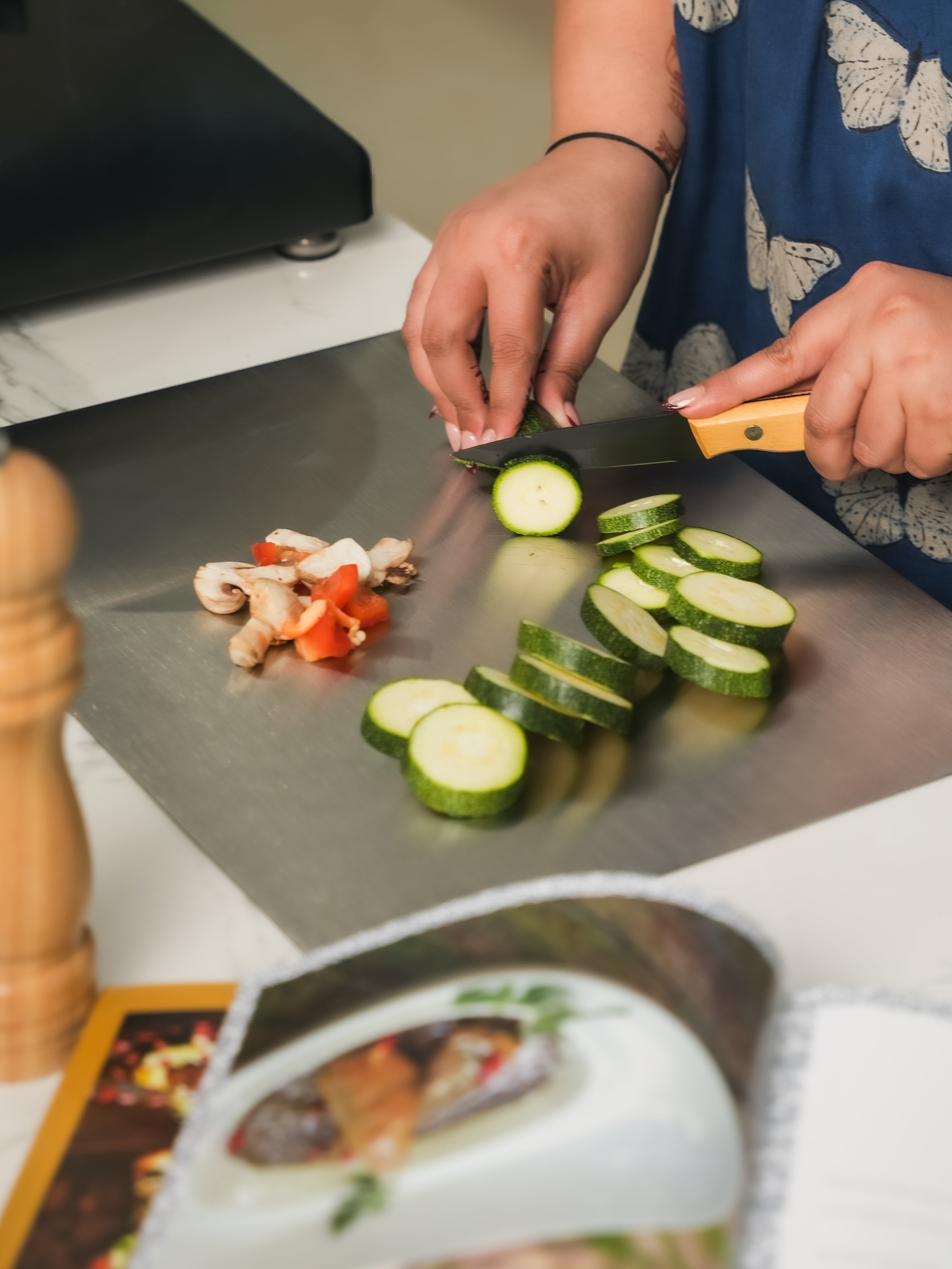 SUNCASA Essentra Stainless steel Chopping Board with Counter Lip, Large